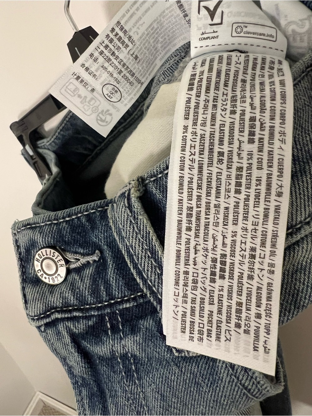 Hollister Men's Light Wash Denim Ultra Baggy Shorts - Picture 4 of 4